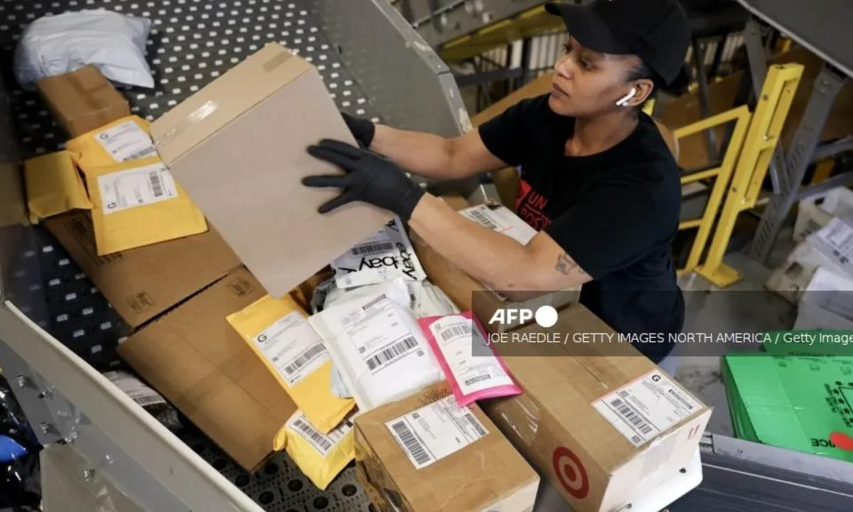 Correos de 25 países frenan envíos a los Estados Unidos por los aranceles.