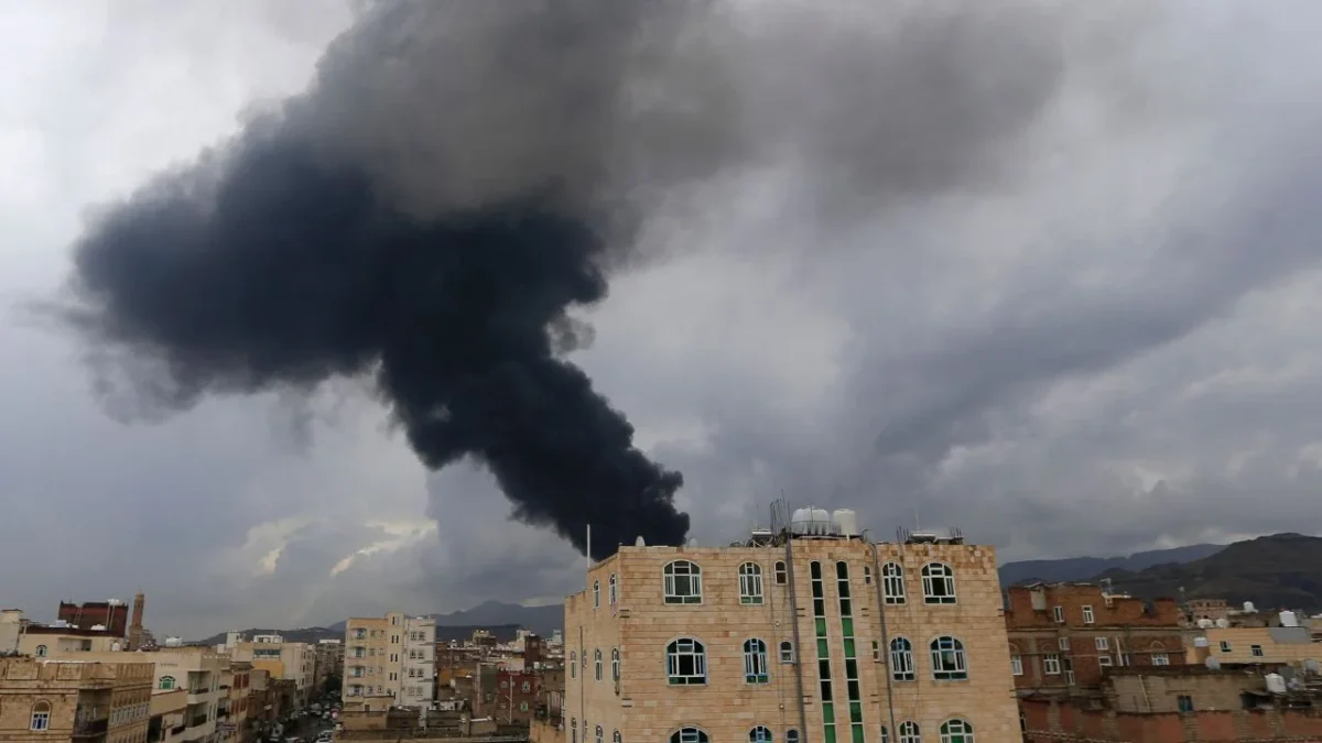 Un bombardeo israelí en Saná, la capital de Yemen, dejó al menos cuatro muertos y 67 heridos, reportaron los rebeldes hutíes, una semana después de un ataque similar en el marco de los enfrentamientos desatados tras la guerra en Gaza.