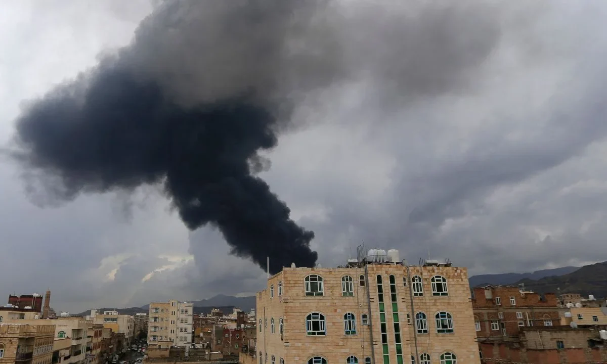 Un bombardeo israelí en Saná, la capital de Yemen, dejó al menos cuatro muertos y 67 heridos, reportaron los rebeldes hutíes, una semana después de un ataque similar en el marco de los enfrentamientos desatados tras la guerra en Gaza.