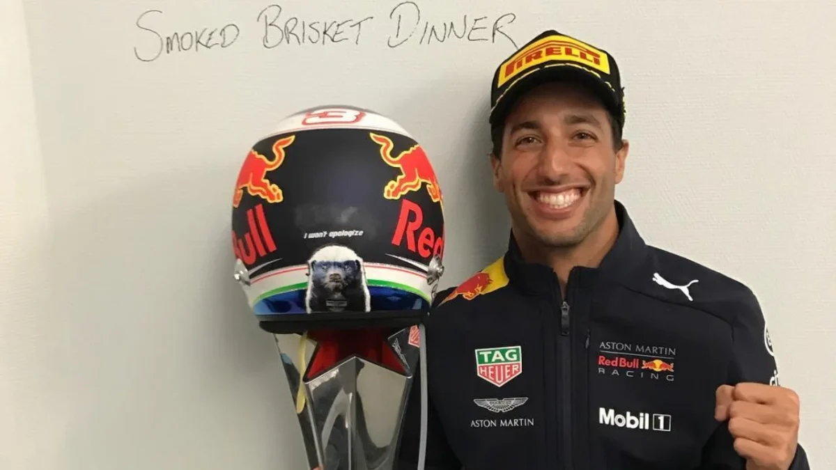 Daniel Ricciardo, ex piloto de Fórmula 1, sufrió un accidente de motocross en Australia y se recupera tras una lesión leve en la clavícula.