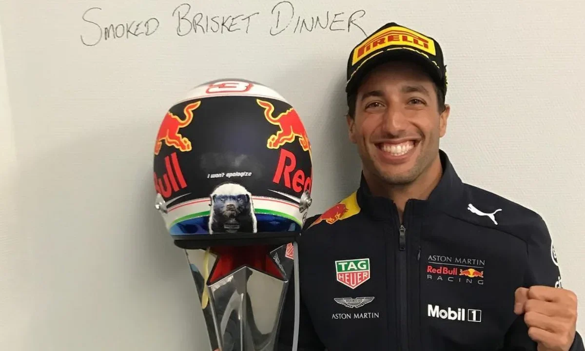 Daniel Ricciardo, ex piloto de Fórmula 1, sufrió un accidente de motocross en Australia y se recupera tras una lesión leve en la clavícula.