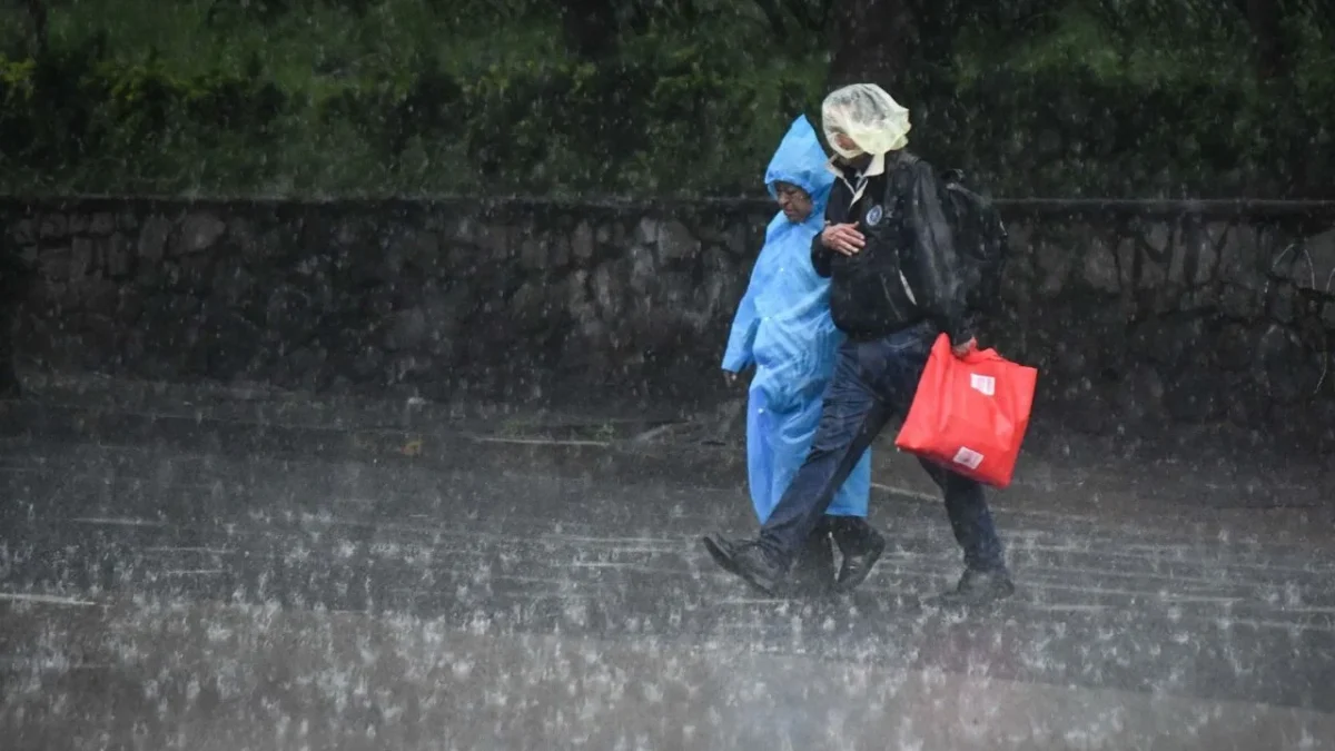 Luego de las inundaciones diversas zonas de la capital, la SGIRPC activó de nuevo este viernes alertas por lluvias y caída de granizo.