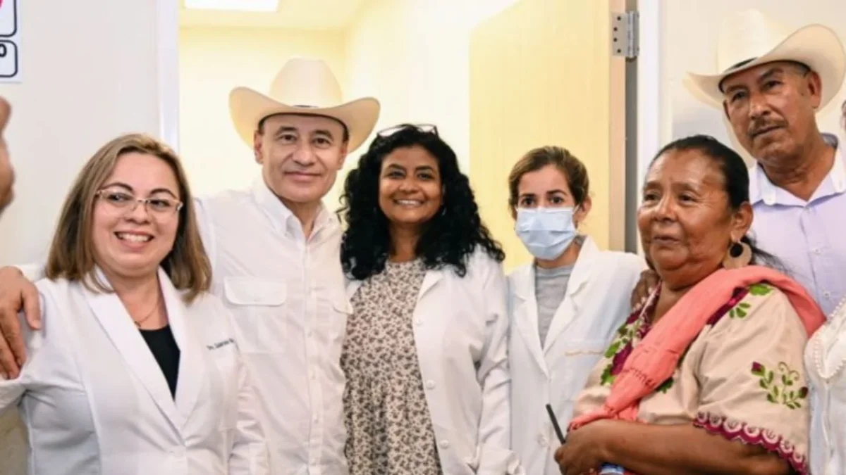 Alfonso Durazo reconoció el trabajo de María Francisca Rosario Matuz, curandera y partera yaqui que dirigirá el primer Consultorio Tradicional Indígena de México.