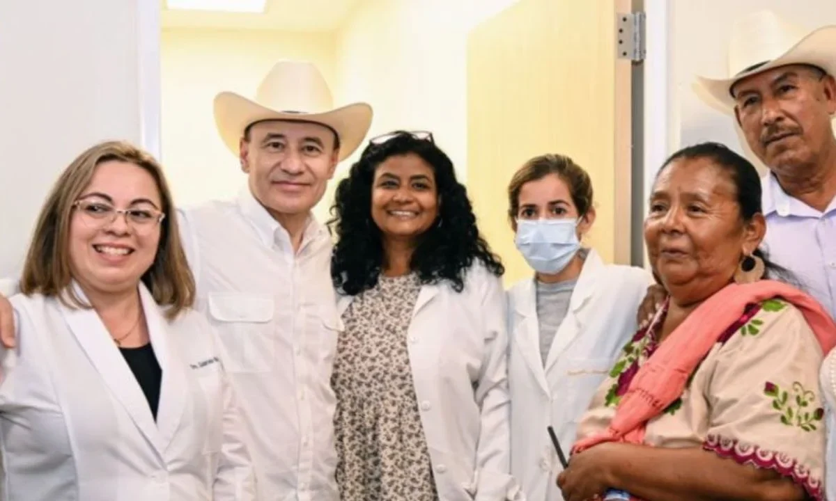 Alfonso Durazo reconoció el trabajo de María Francisca Rosario Matuz, curandera y partera yaqui que dirigirá el primer Consultorio Tradicional Indígena de México.