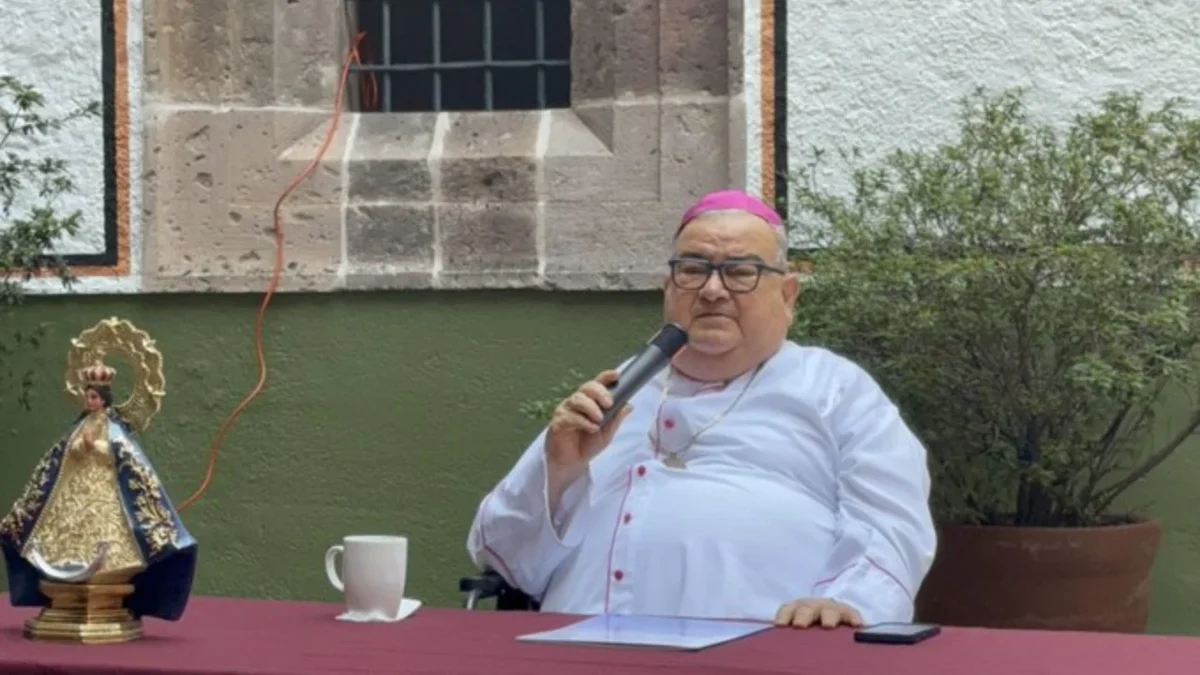 Carlos Garfias Merlos, arzobispo de Morelia, durante conferencia en la catedral; llamó a sumar esfuerzos por la paz.