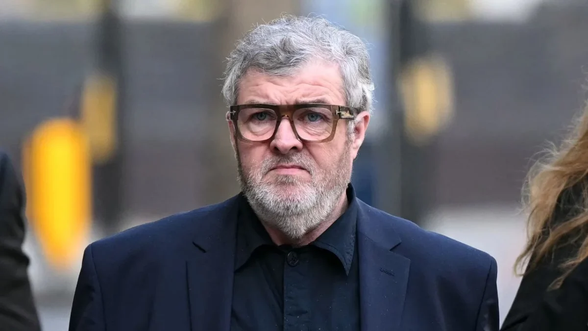 Paul Gallagher, hermano mayor de los cantantes de Oasis, Liam y Noel, compareció el miércoles en un tribunal de Londres acusado de violación y agresión sexual.