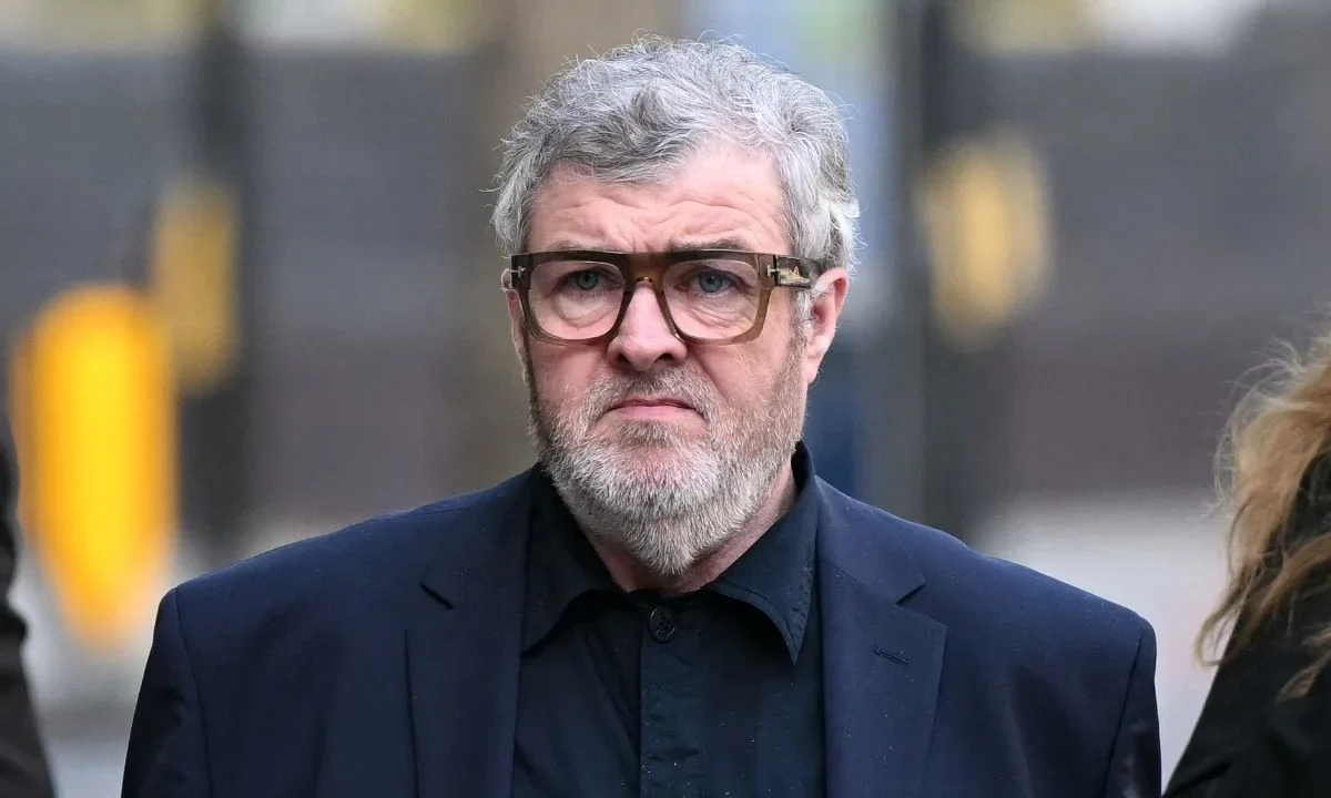 Paul Gallagher, hermano mayor de los cantantes de Oasis, Liam y Noel, compareció el miércoles en un tribunal de Londres acusado de violación y agresión sexual.