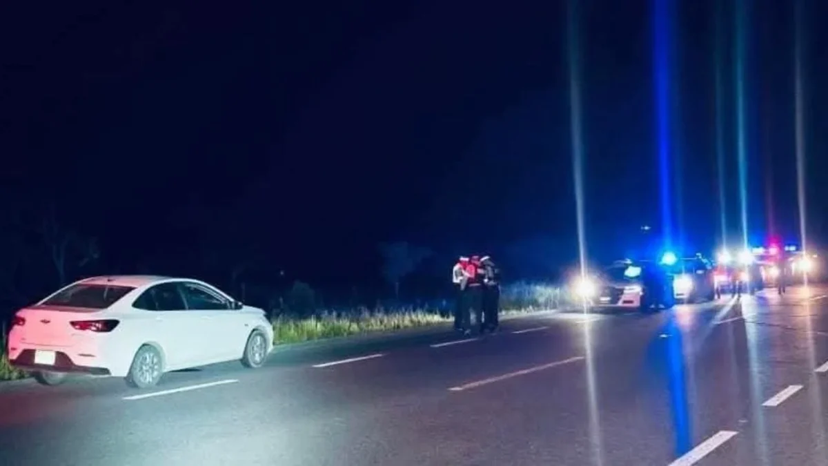 Uno de los vehículos utilizados en el ataque fue abandonado cerca de la caseta de cobro en Naranjos.