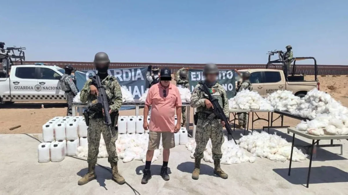 Elementos de la Guardia Nacional aseguran metanfetamina y cocaína ocultas en bidones, cuadros decorativos y envases.