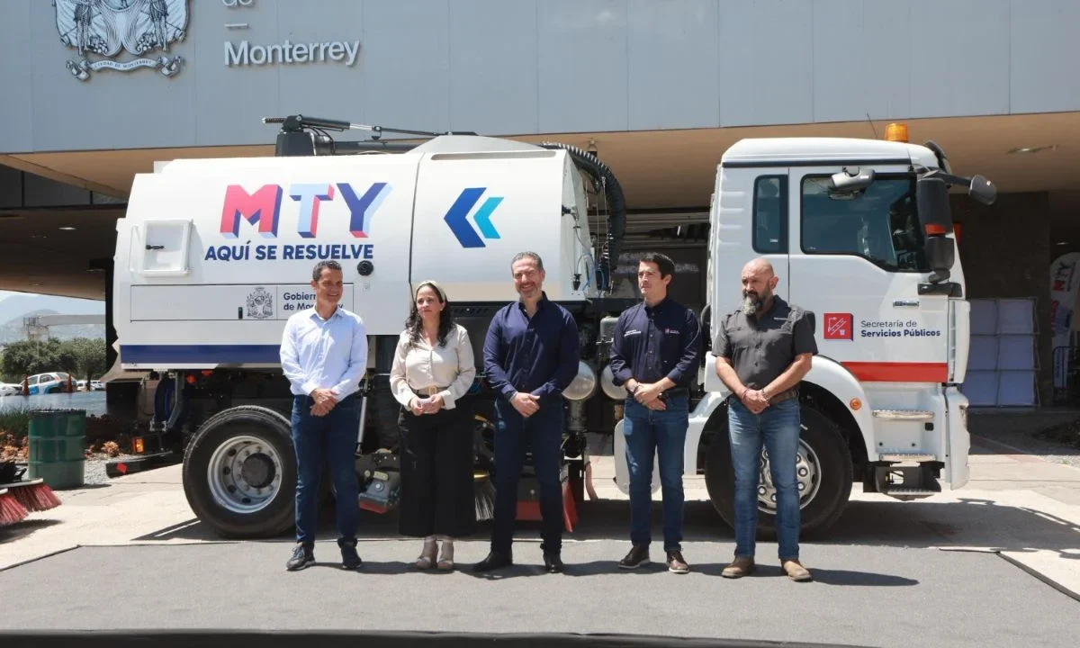 El alcalde de Monterrey, Adrián de la Garza, otorgó a Servicios Públicos barredoras mecánicas que estarán atendiendo las calles y avenidas.