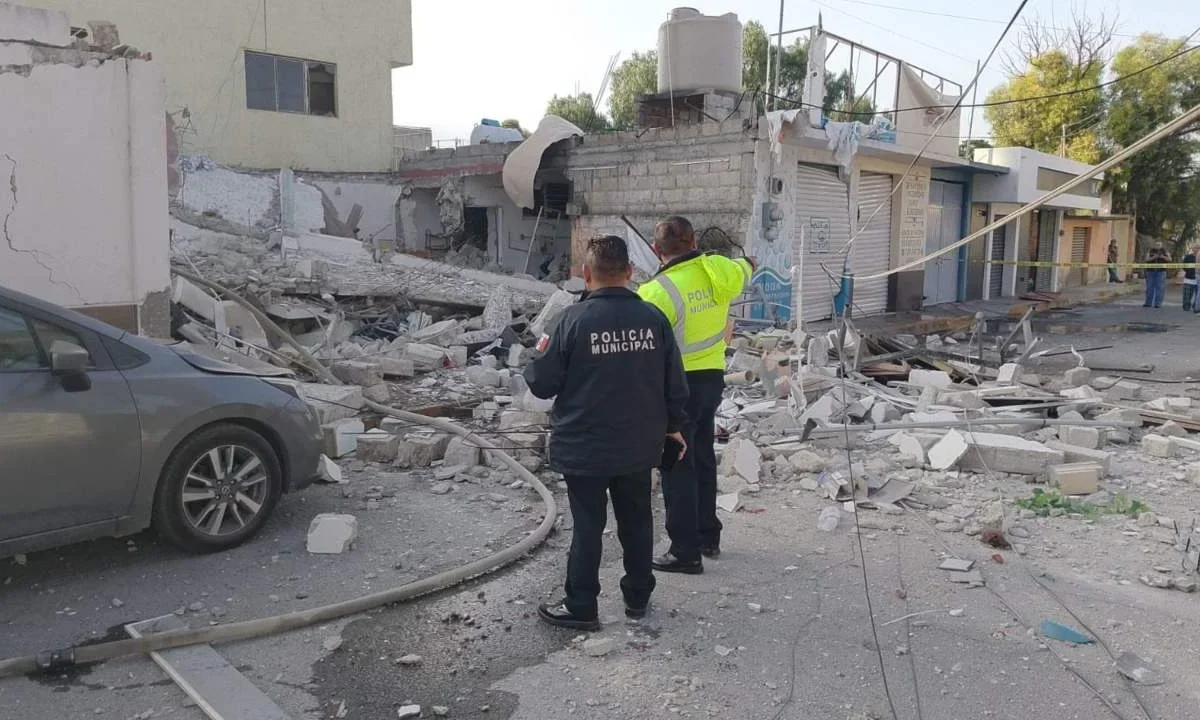 Explosión por acumulación de gas en la colonia El Tezontle de Pachuca dejó una vivienda destruida, un hombre herido y daños en inmuebles vecinos.