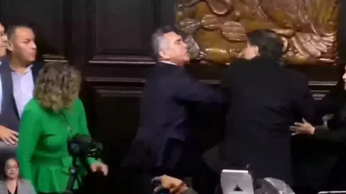 Fernandez Noroña tacha de 'montoneros' a Alejandro Moreno y a senadores que lo agredieron