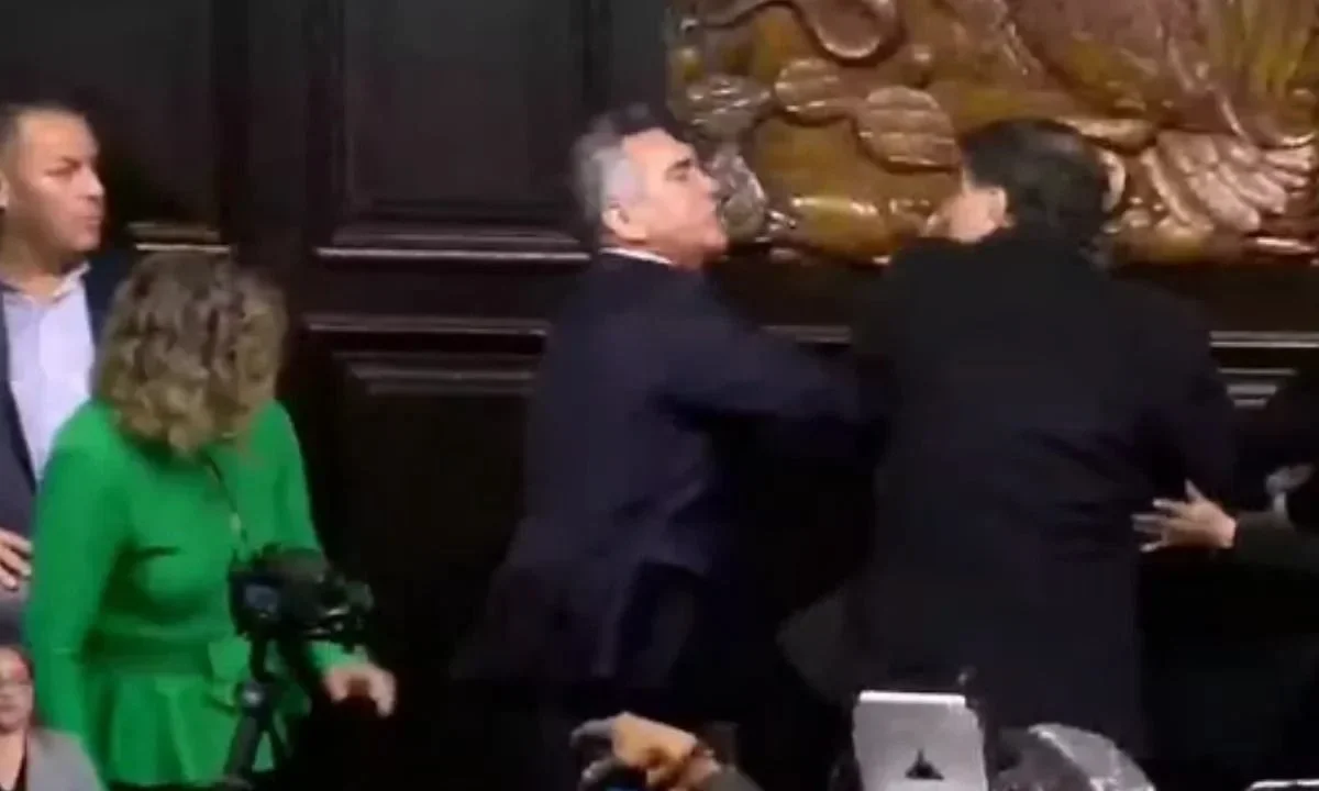 Fernandez Noroña tacha de 'montoneros' a Alejandro Moreno y a senadores que lo agredieron