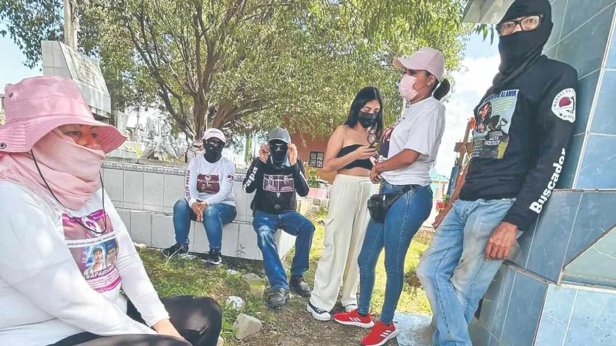 Abren investigación las denuncias de Madres Buscadoras de Jalisco por el hallazgo de una fosa clandestina en un panteón.