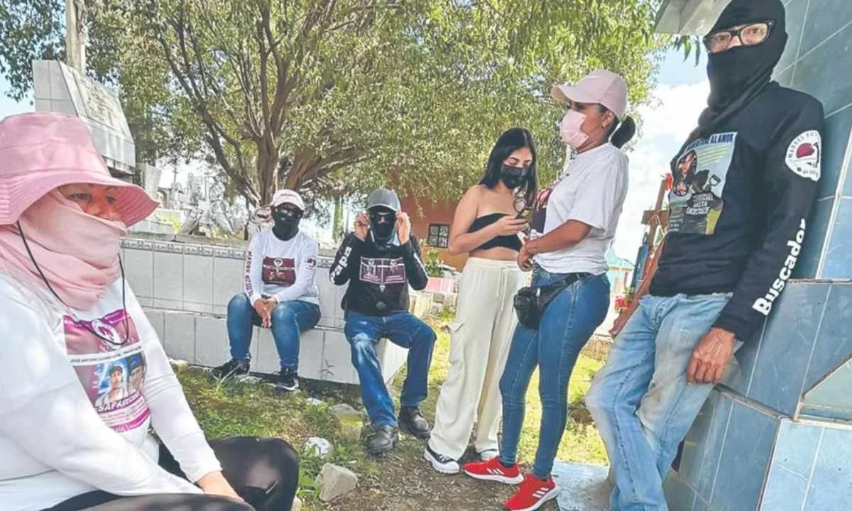 Abren investigación las denuncias de Madres Buscadoras de Jalisco por el hallazgo de una fosa clandestina en un panteón.
