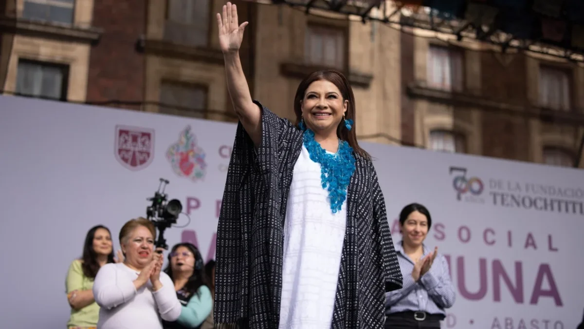 La jefa de Gobierno, Clara Brugada, encabezó la entrega de vales “Mercomuna” a beneficiarios en el Zócalo capitalino.