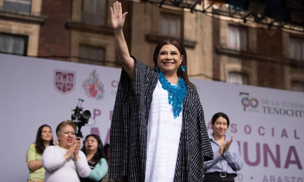 La jefa de Gobierno, Clara Brugada, encabezó la entrega de vales “Mercomuna” a beneficiarios en el Zócalo capitalino.