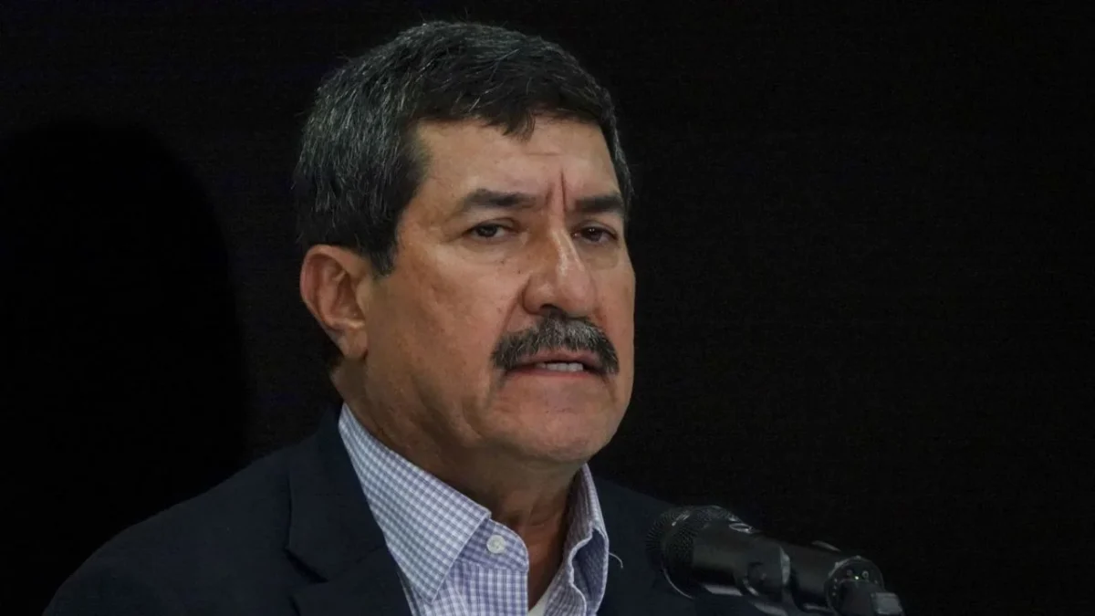 Efectivos de la Guardia Nacional resguardan la residencia del senador morenista Javier Corral en Chihuahua.