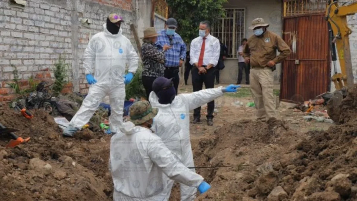 Hallan 32 cuerpos en fosa clandestina tras cateo en un inmueble en Guanajuato.