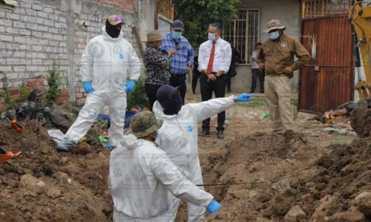 Hallan 32 cuerpos en fosa clandestina tras cateo en un inmueble en Guanajuato.