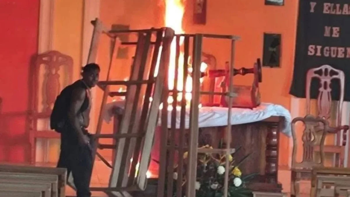 Hombre causa incendio en iglesia de Tilapan, Veracruz