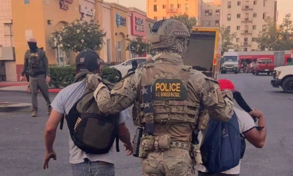 Agentes migratorios realizaron una redada encubierta usando un camión de mudanzas para arrestar jornaleros 