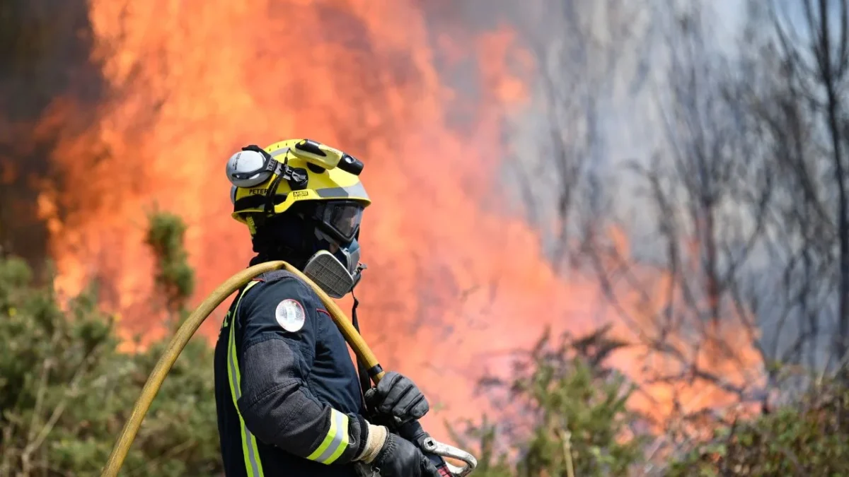España vive una serie de incendios que han afectado a varias regiones del país. Pobladores viven con miedo de sufrir pérdidas.
