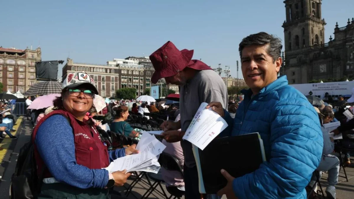 Clara Brugada entregó apoyos del programa Ingreso Ciudadano Universal a personas de 57 a 59 años en CDMX.