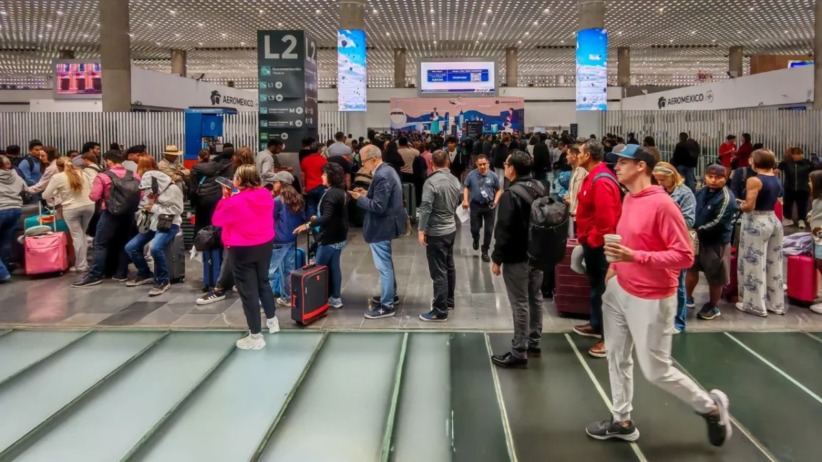 Por falta de mantenimiento en el AICM, cerca de 20 mil pasajeros resultaron afectados en las últimas horas, con 120 vuelos demorados, 16 desviados y 3 cancelados.