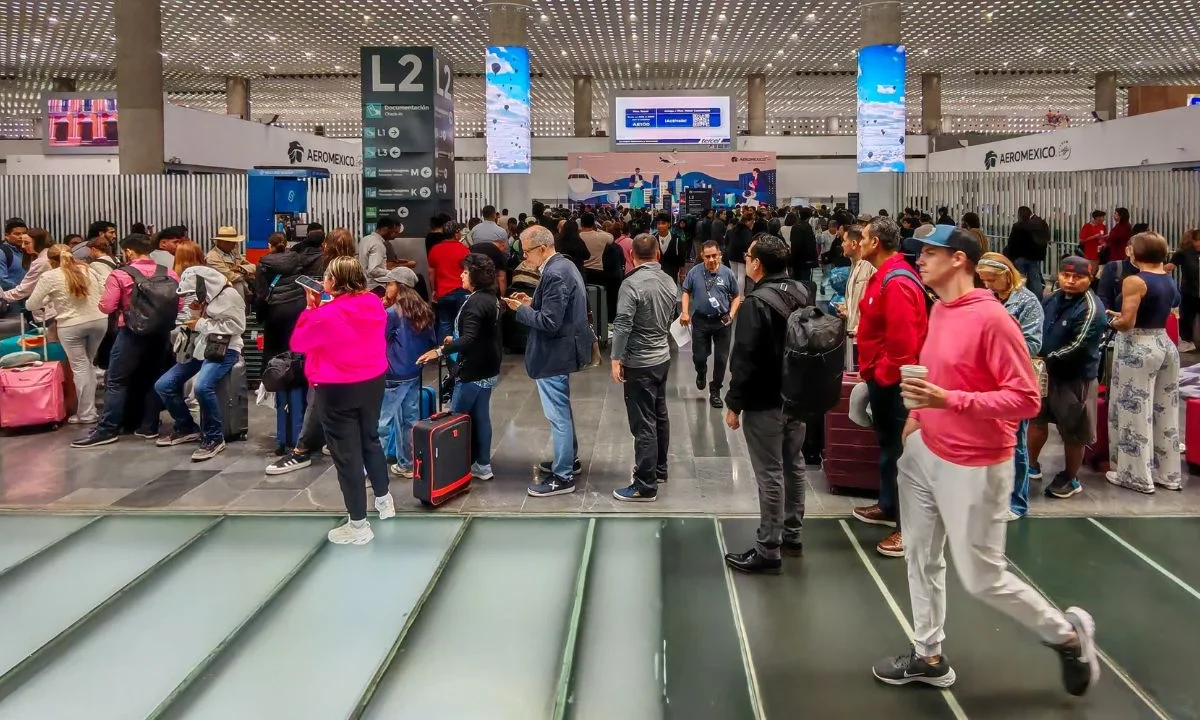 Por falta de mantenimiento en el AICM, cerca de 20 mil pasajeros resultaron afectados en las últimas horas, con 120 vuelos demorados, 16 desviados y 3 cancelados.