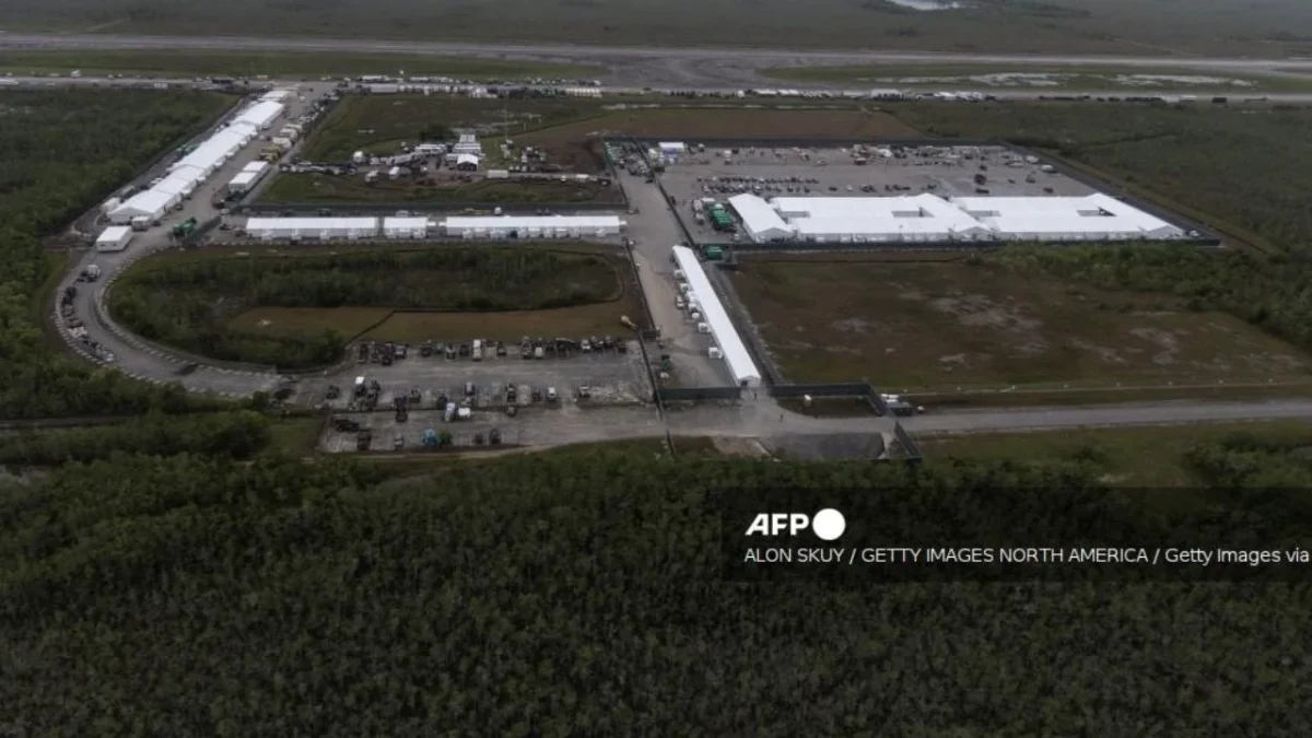 Una jueza federal frenó la expansión del centro de detención de migrantes, Alligator Alcatraz, en Florida.
