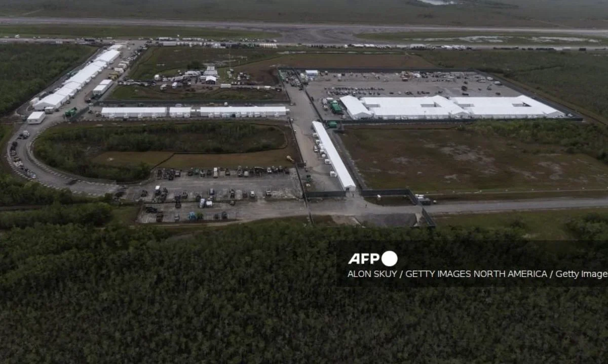 Una jueza federal frenó la expansión del centro de detención de migrantes, Alligator Alcatraz, en Florida.