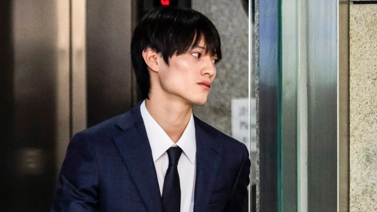 El artista japonés Kenshin Kamimura, estrella de la música J-pop, recibió una condena el miércoles por atentado contra el pudor a pagar una multa de mil 900 dólares por un tribunal de Hong Kong, por acosar a una mujer que trabajó como intérprete en un restaurante.