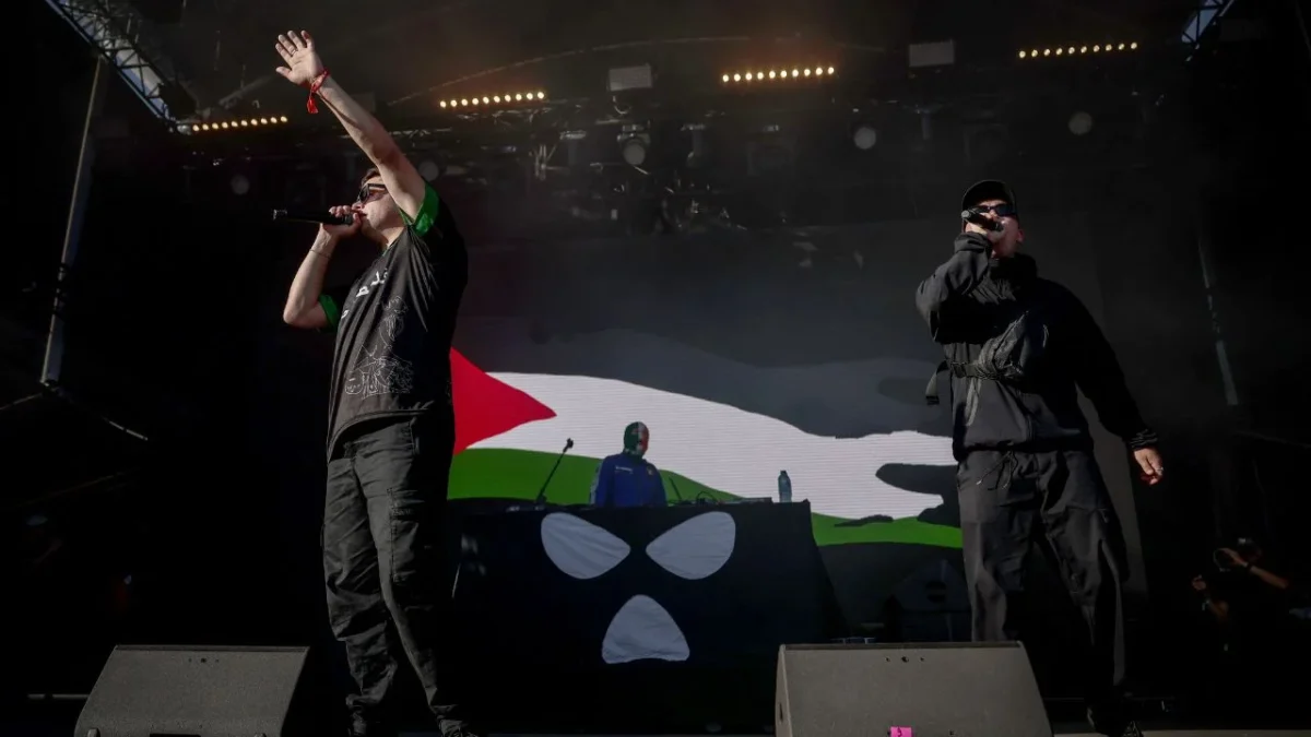 El trío Kneecap celebró este domingo un concierto bajo vigilancia extrema en un festival cerca de París y critica la situación en Gaza.