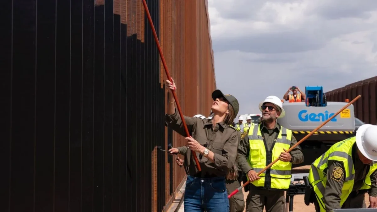 Kristi Noem, Secretaria de Seguridad de EU, compartió en sus redes sociales que se ha terminado de pintar el muro fronterizo de color negro.