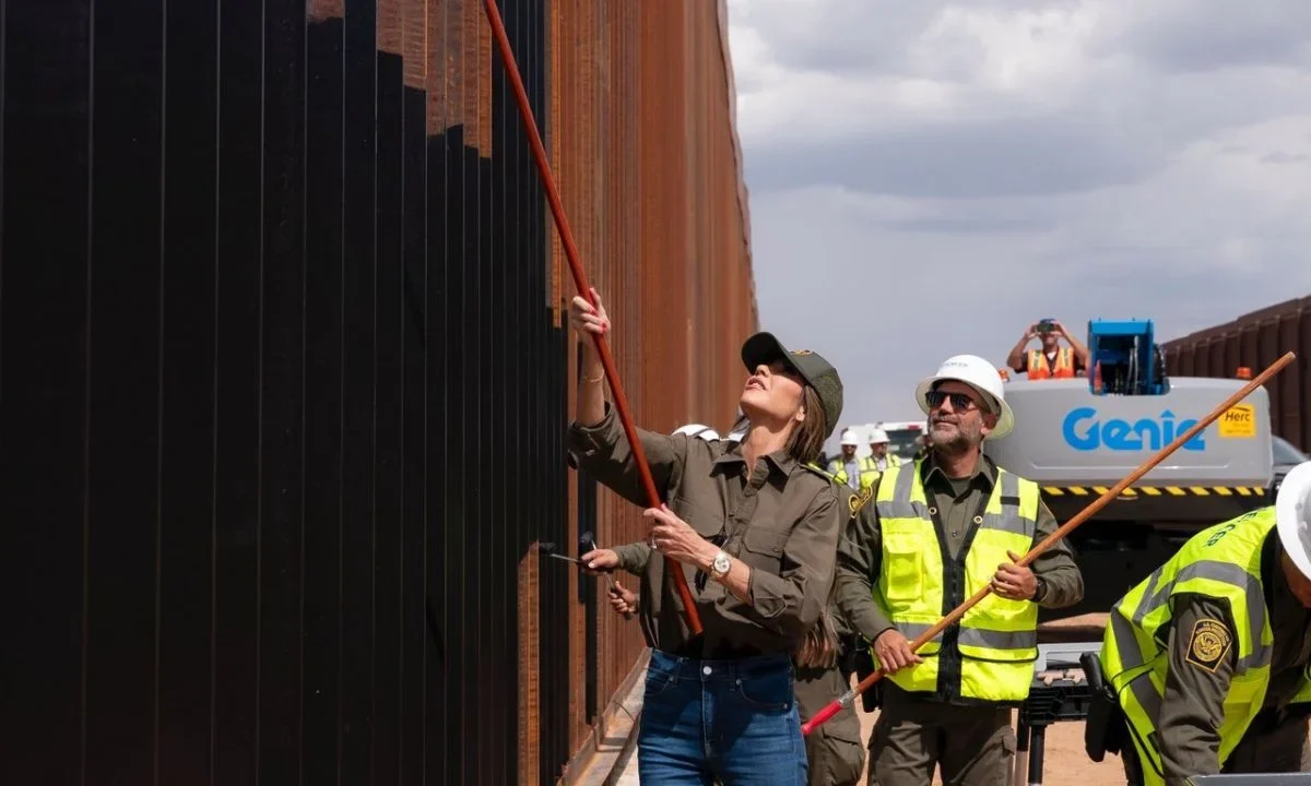 Kristi Noem, Secretaria de Seguridad de EU, compartió en sus redes sociales que se ha terminado de pintar el muro fronterizo de color negro.
