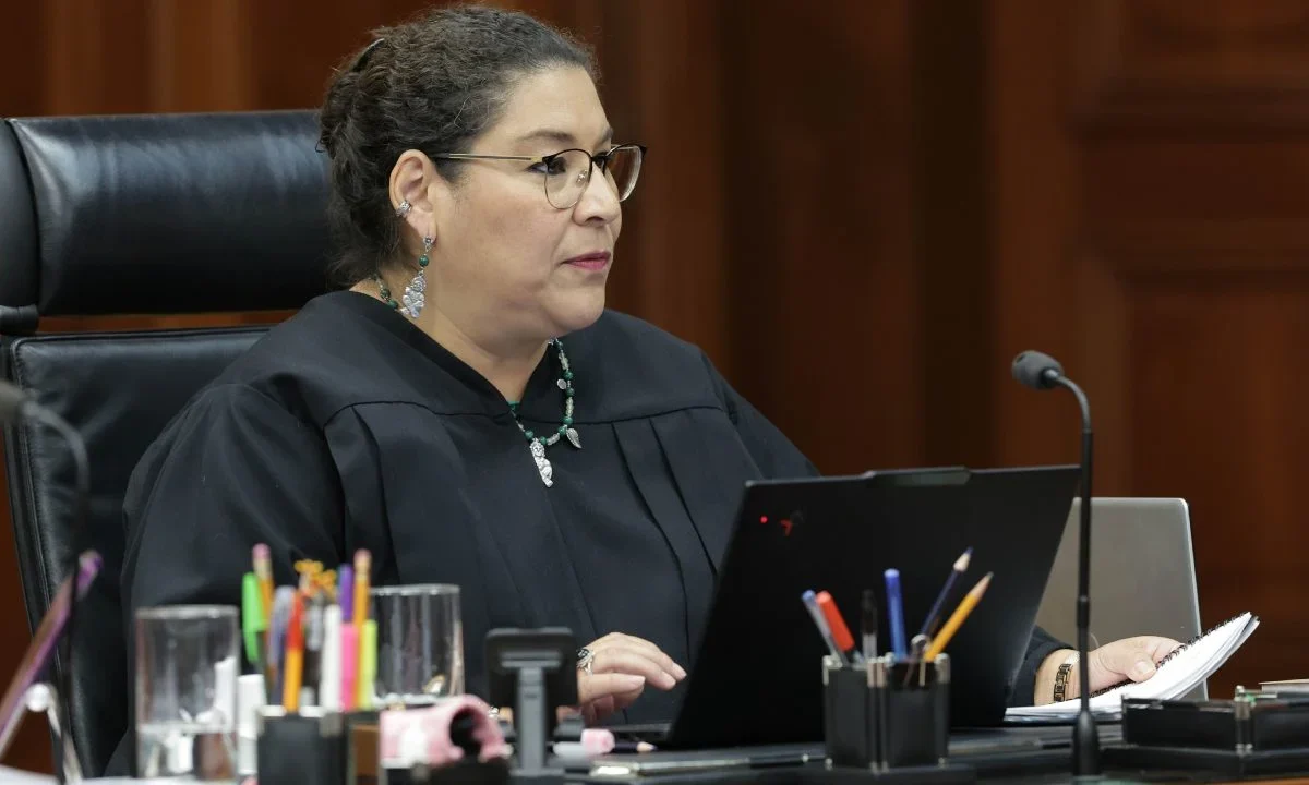 La ministra Lenia Batres se lanza contra el IMPI por negarle el registro de 'Ministra del Pueblo'.