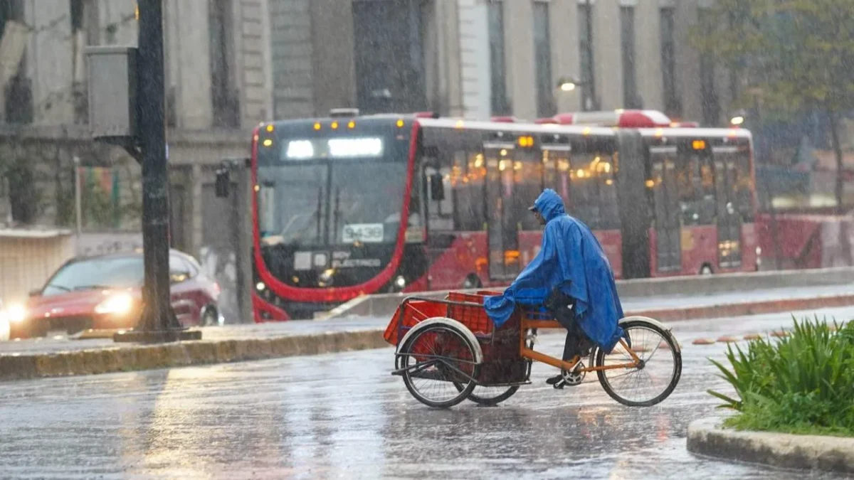 Protección Civil alertó por lluvias fuertes en el sur y poniente de la CDMX, con ambiente caluroso vespertino.