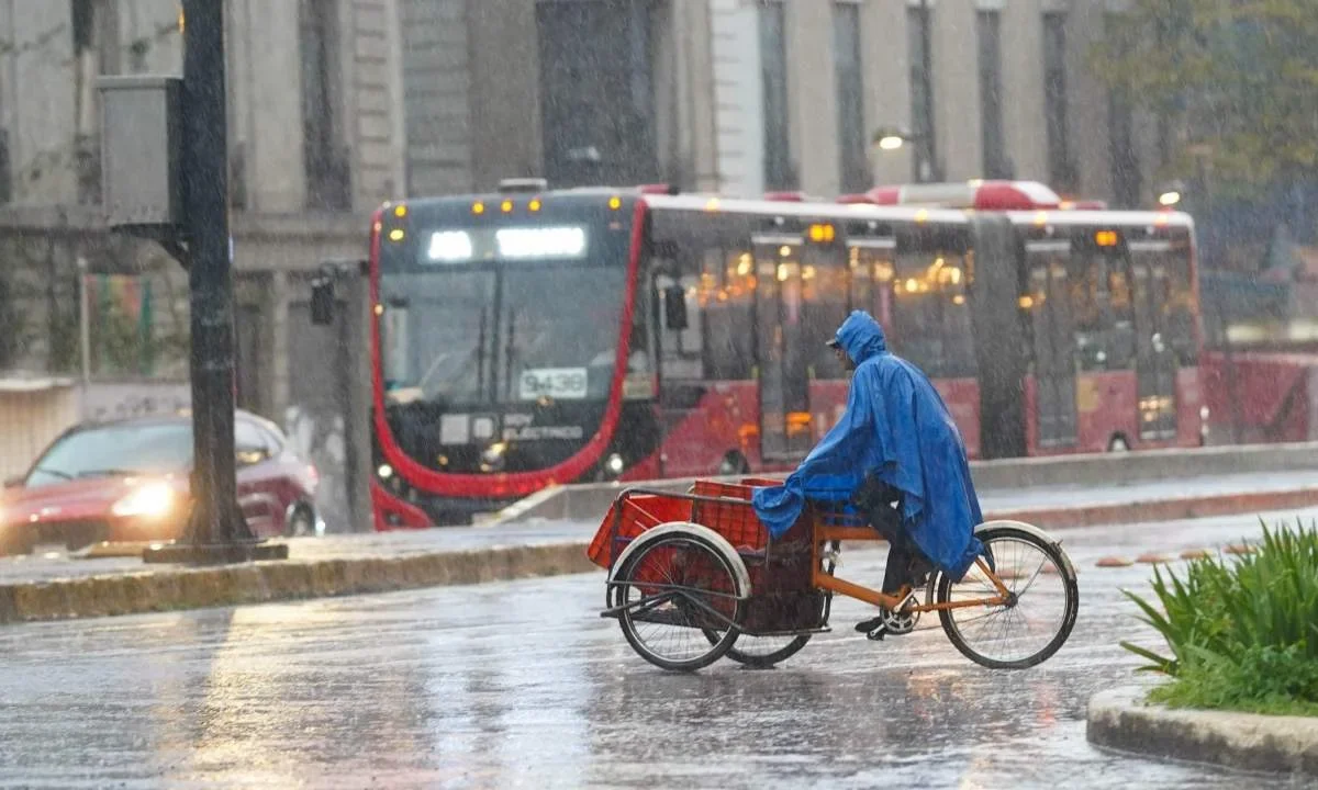 Protección Civil alertó por lluvias fuertes en el sur y poniente de la CDMX, con ambiente caluroso vespertino.