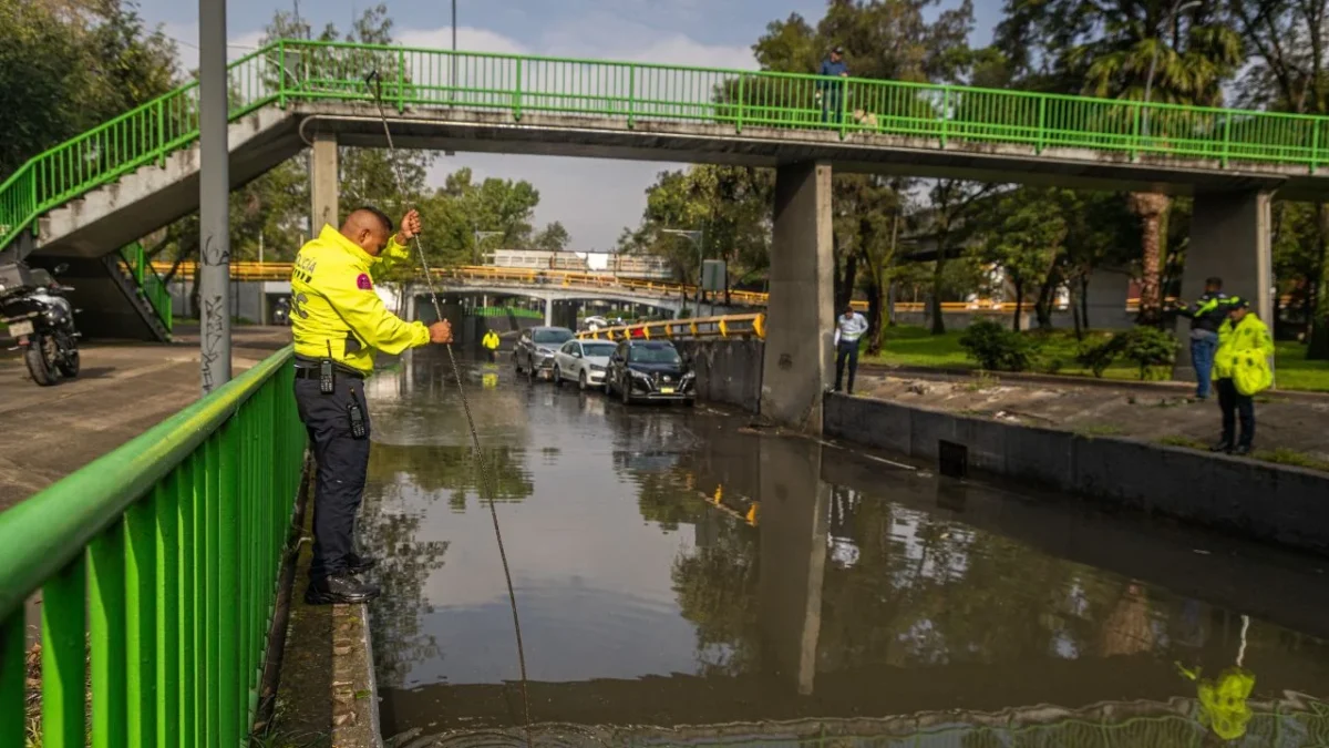 Dentro del plan Tlaloque que atiende emergencias por lluvias, policías capitalinos realizaron acciones de ayuda en 141 encharcamientos.