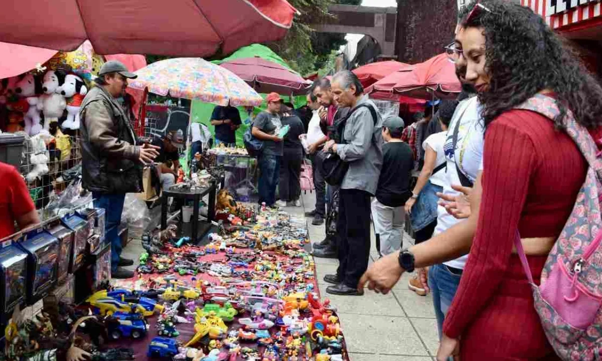 El Tianguis de San Felipe de Jesús, uno de los más largos de la Ciudad de México, atrae a miles cada domingo.
