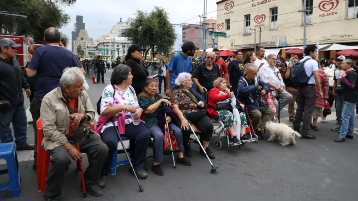 Vecinos de la colonia Centro realizaron un bloqueo sobre el Eje Central Lázaro Cárdenas, tras ser desalojados de un predio.
