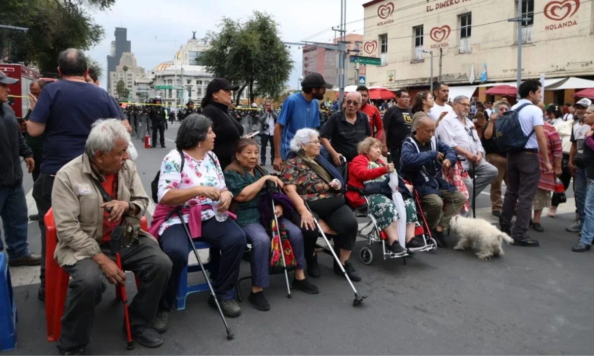 Vecinos de la colonia Centro realizaron un bloqueo sobre el Eje Central Lázaro Cárdenas, tras ser desalojados de un predio.