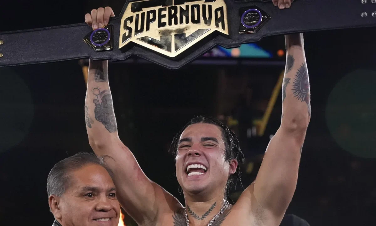 Mario Bautista celebra su victoria sobre WestCol en el Palacio de los Deportes, donde conquistó el cinturón de Supernova Strikers.