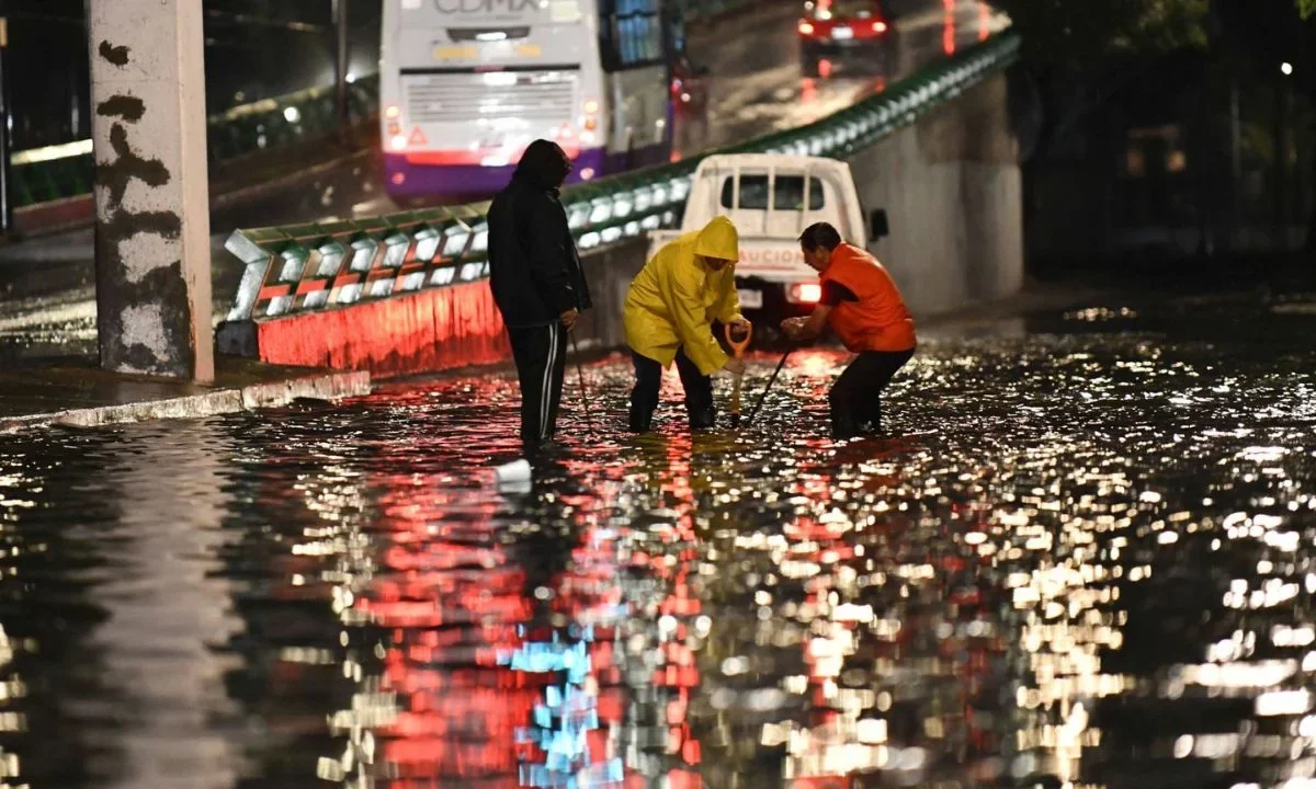 Personal de diversas dependencias capitalinas han estado en constantes trabajos de emergencia por las anegaciones de agua. 