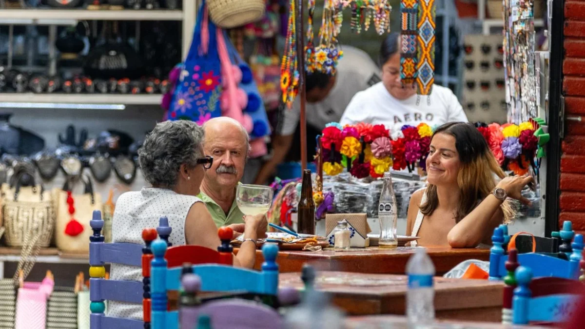 Muchas personas compran alimentos con recursos limitados, pero en el mercado de Medellín, colonia Roma, buscan productos gourmet. 