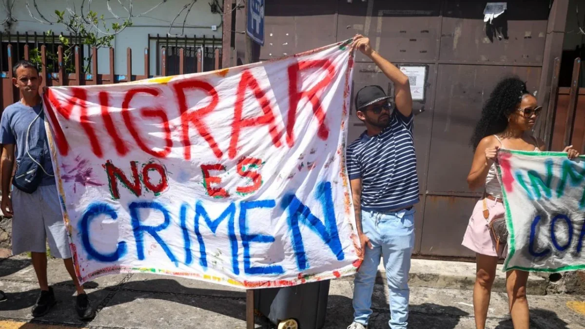 Migrantes protestan frente a oficinas de la Comar en Chiapas
