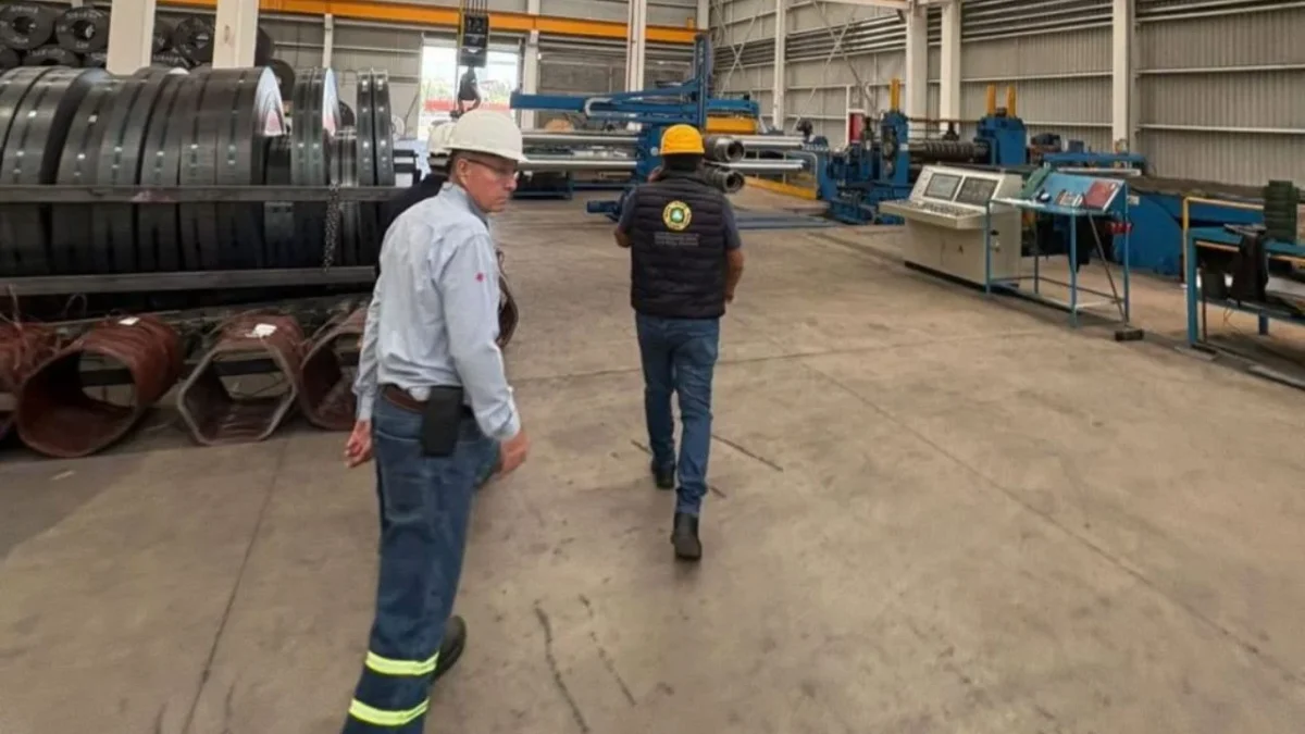 El trabajador se encontraba realizando sus labores cuando el rollo de acero lo aplastó causándole la muerte pese a esfuerzo de paramédicos.