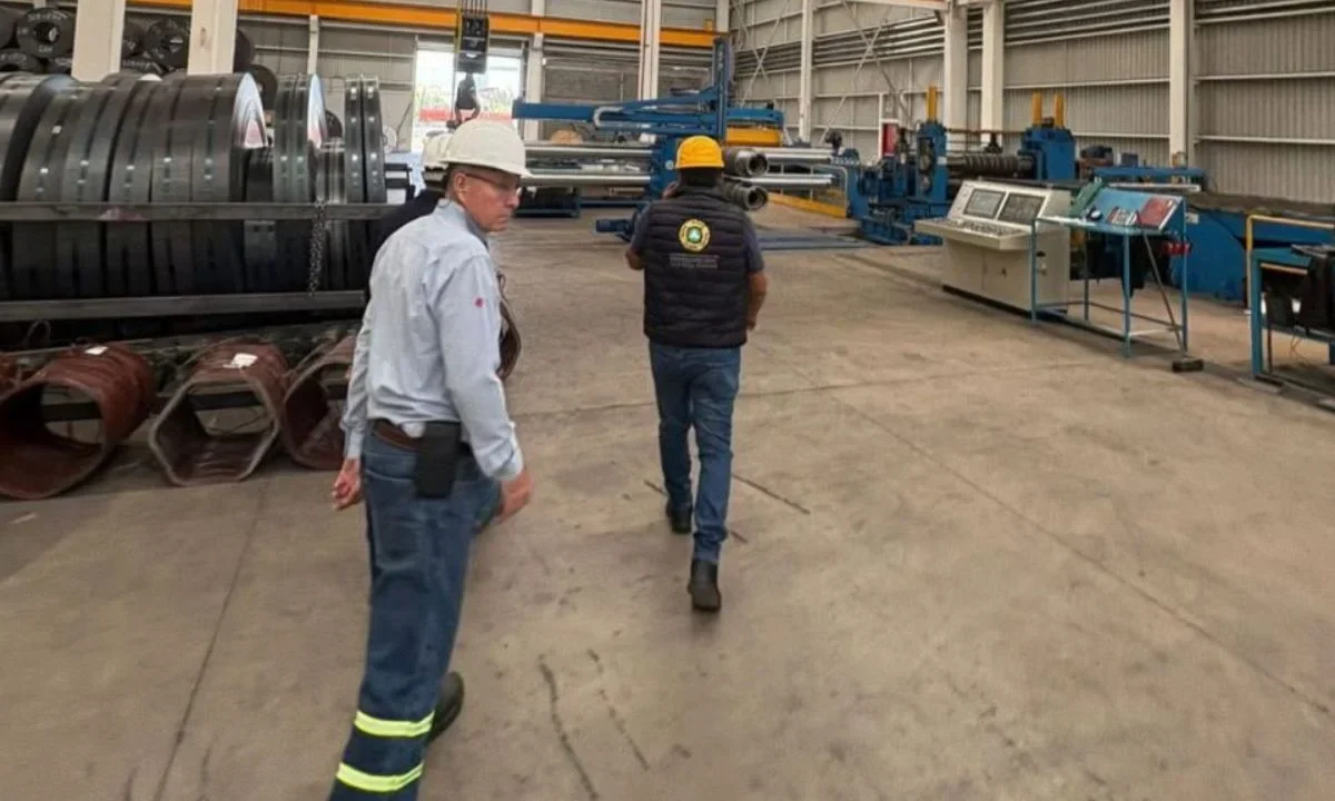 El trabajador se encontraba realizando sus labores cuando el rollo de acero lo aplastó causándole la muerte pese a esfuerzo de paramédicos.