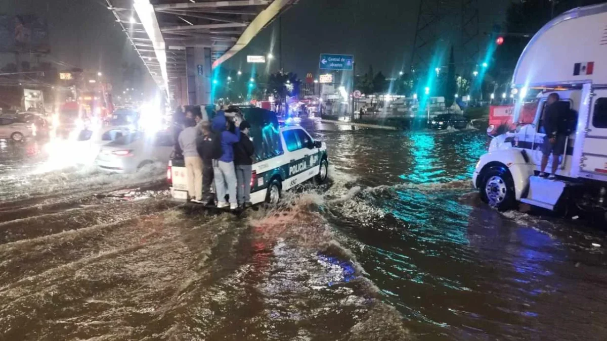 Fuertes lluvia y fallas del Metro afectan traslados en la CDMX.